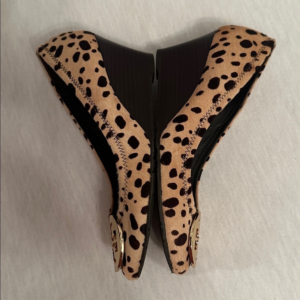 Tory Burch Calf Hair Leopard Wedge Pumps Gold-Tone Logo Women’s Size 6.5 - Picture 8 of 16